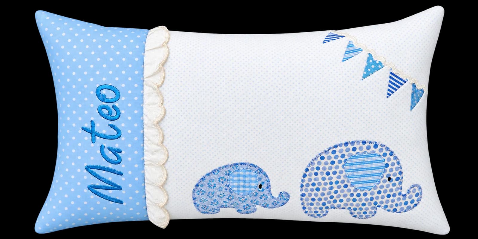 cojín infantil azul con topos, con elefantes azules y nombre bordado decorativo